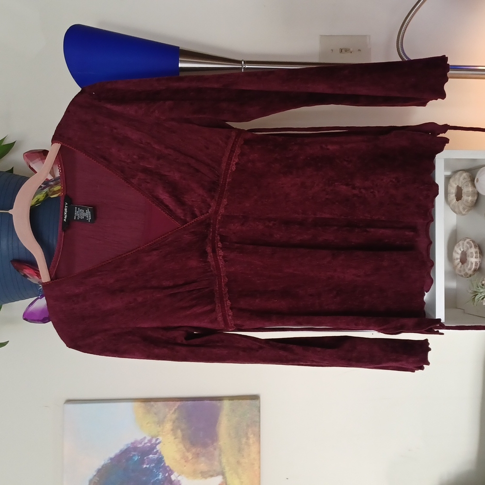 Velvety top in a maroon color